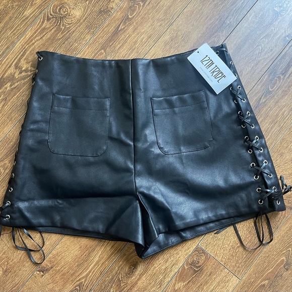 12th Tribe Tie Breaker Faux Leather Shorts Size Large - Picture 2 of 5